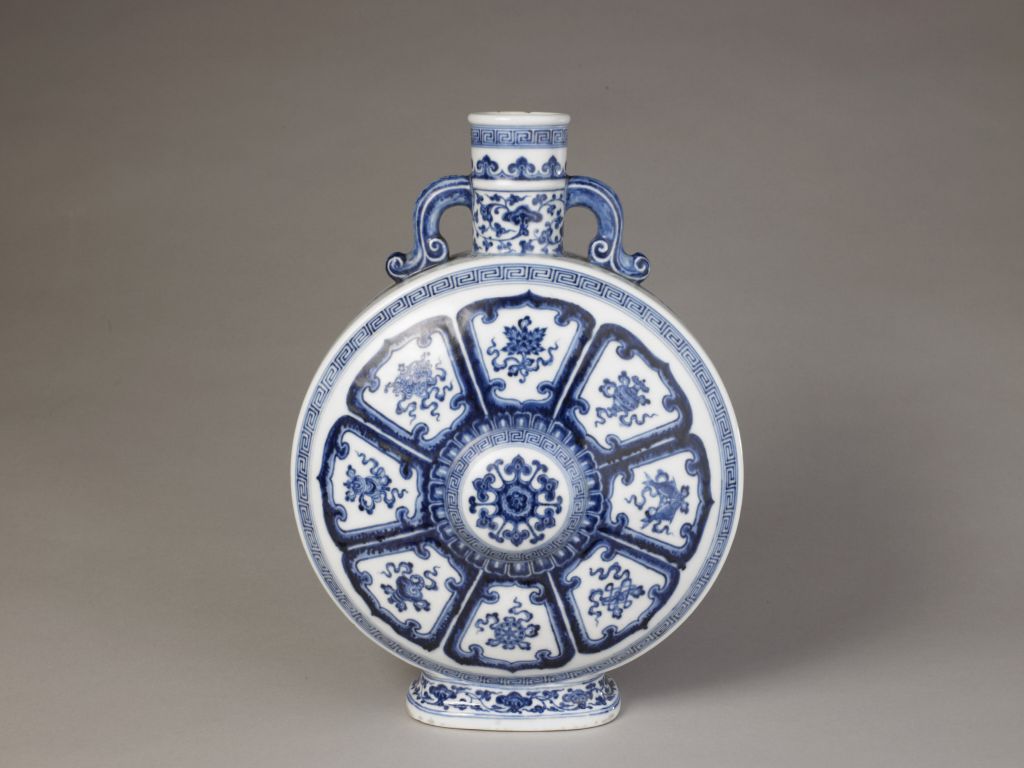 图片[1]-Blue and white treasure moon vase with eight precious patterns and two ears-China Archive